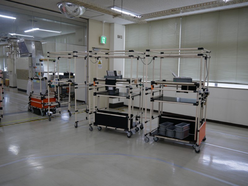 部品や完成品を運ぶ自動搬送車。定期的に循環している