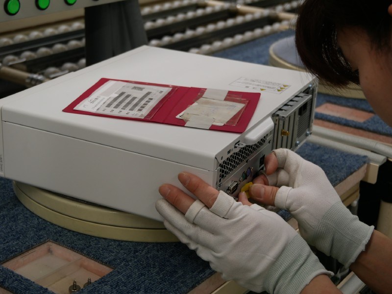 シールなどを貼り付ける