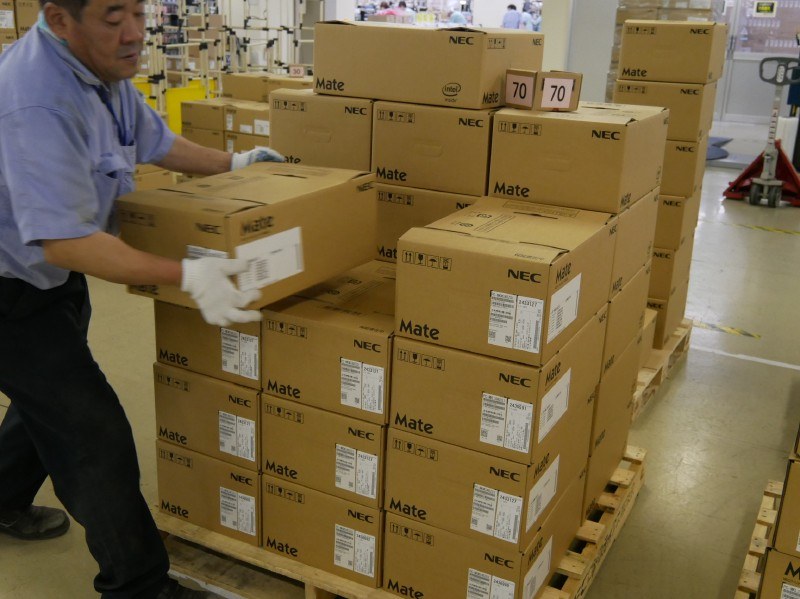 出荷口でバレットに乗せられるPC