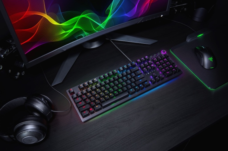 上位モデルのHuntsman Elite。キーボードの右上にマルチファンクショナルデジタルダイヤルが用意されているほか、Razer Chroma Underglowによってキーボードの周囲も照らされる