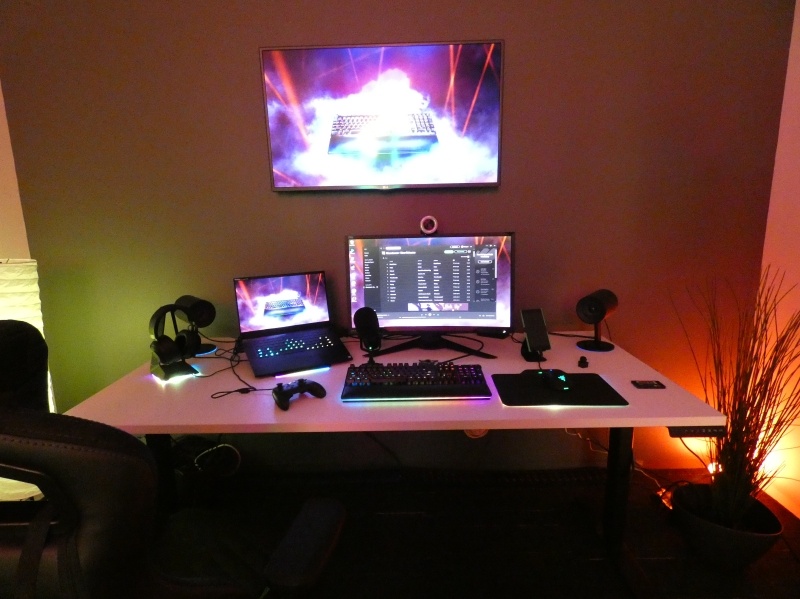 RazerのRGB LEDコントロール機能「Chroma」では、Blutooth対応のHueなどと連携して、部屋の明かりの色もコントロールできる