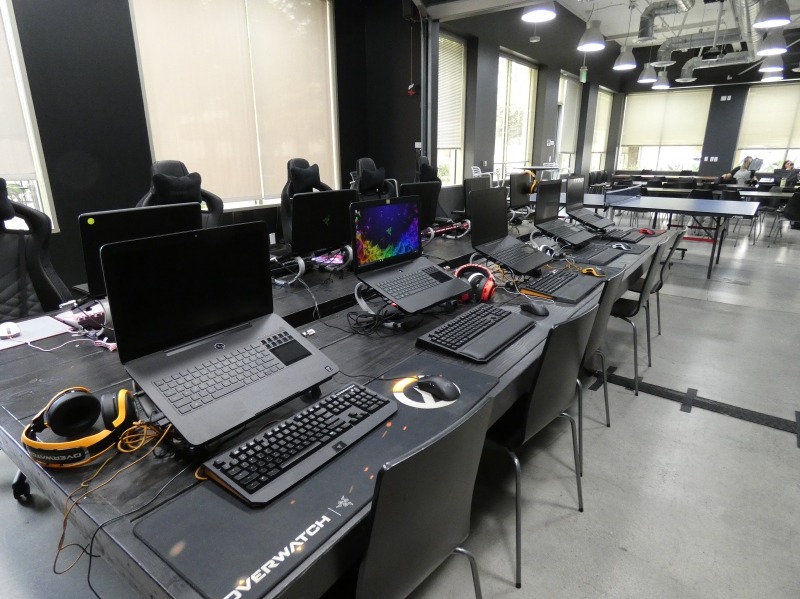 卓球台のほかにRazer製ゲーミングノートPCが10台並んでおり、気分転換にゲームをプレイできるという
