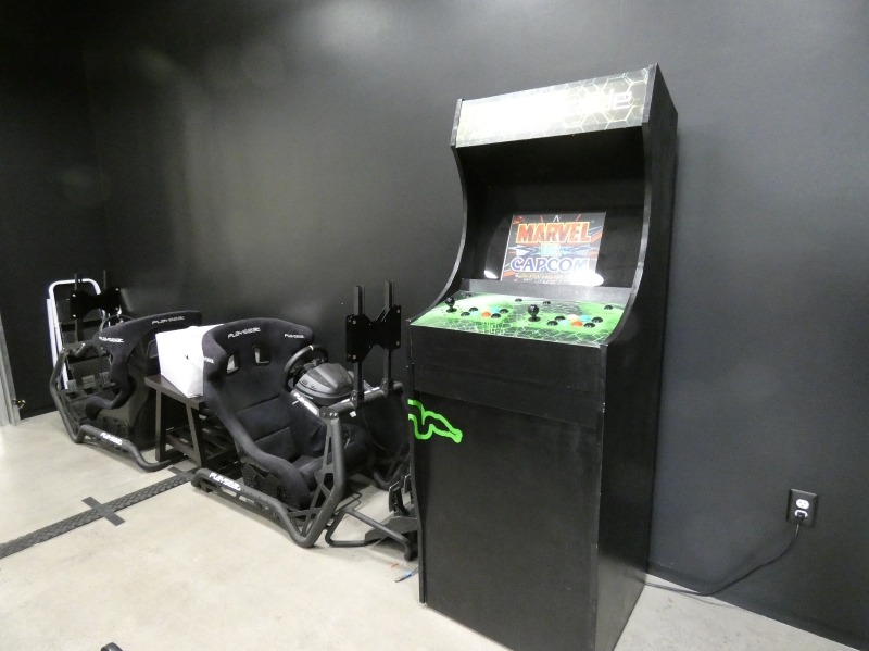 アーケードゲームのアップライト筐体をRazerカラーで塗装したものもプレイできる状態で並んでいた