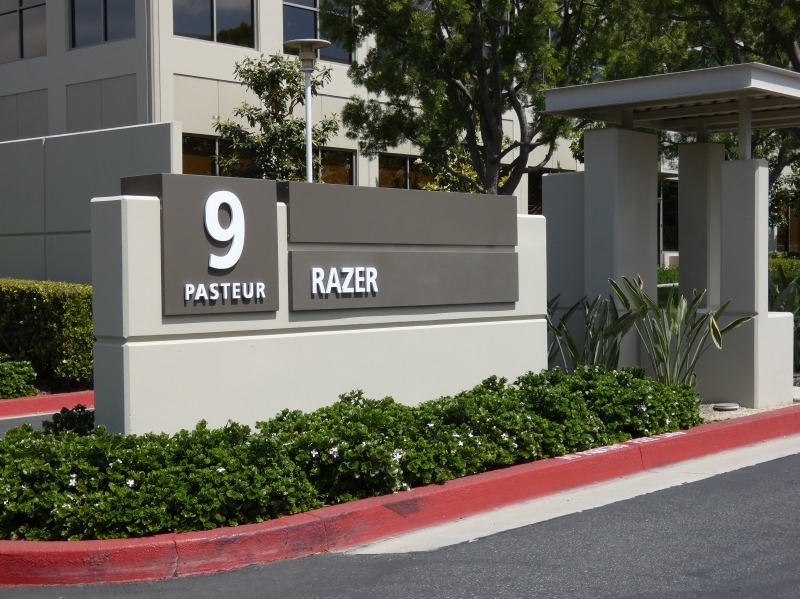 この建物は2階建てなのだが、1階にRazerが入っており、2階は今のところ空いているという