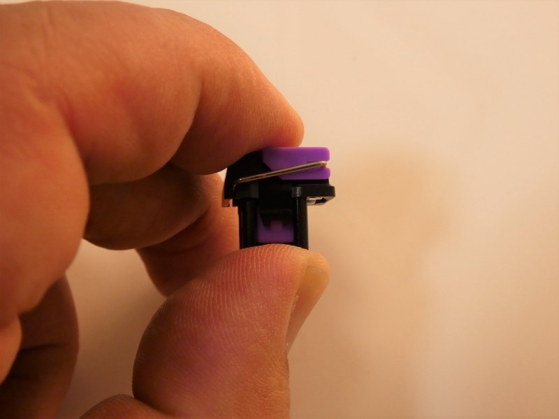 スイッチを最大限に押し込んだ状態