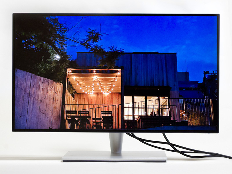 前面右下に電源LED。狭額縁なのがわかる