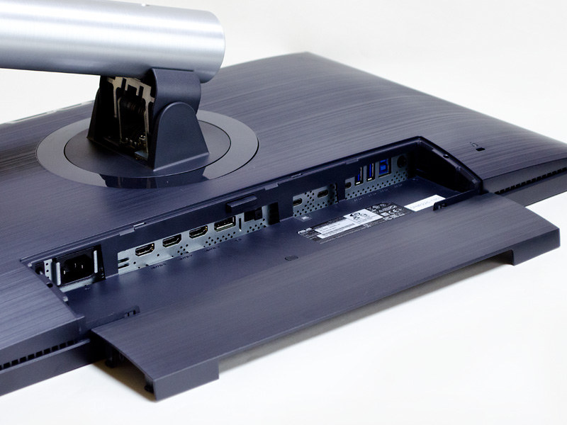 コネクタ周辺。左からロックポート、電源スイッチ、AC入力、HDMI1/2/3(2.0a)、DisplayPort、USB 2.0 Type A(保守専用)、Thunderbolt×2、USB 3.0 Type-C、USB 3.0 Type-A×2、USB 3.0 Type-B(アップストリーム)、3.5mmステレオミニジャック