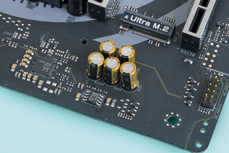 高音質なオンボードサウンド機能。Realtek ALC1220をベースとしたオンボードサウンド機能は、S/N120dBのDACやニチコン製ファインゴールドシリーズのオーディオコンデンサ、TI製のヘッドホンアンプNE5532を実装するなど音質にこだわった仕様