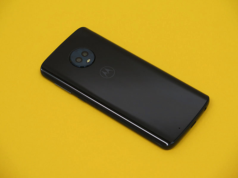 本体背面はガラス製で、独特のテクスチャがあり、高級感抜群だ