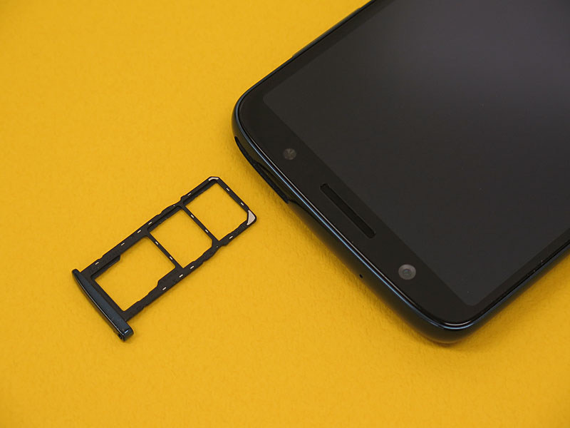 SIMトレーはNano SIM×2を装着可能で、別途microSDカードスロットがあるので、DSDSと容量拡張を両立できる