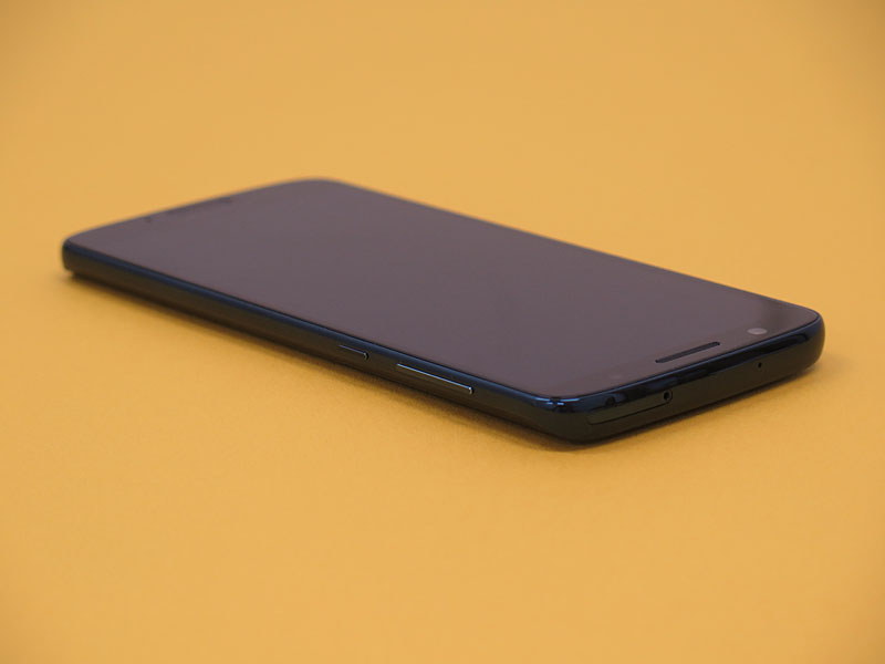 ボタンは右側に集中している。SIMトレーはめずらしく上部に備えている