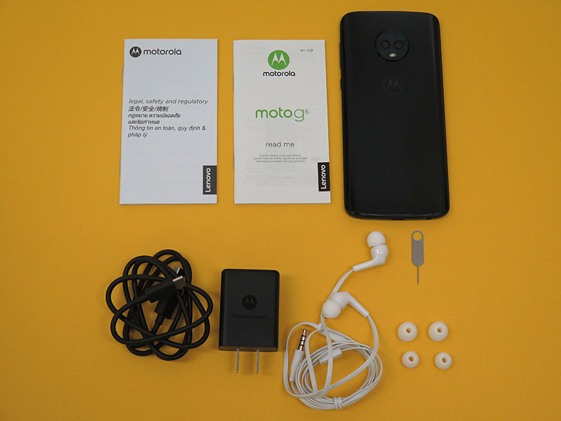 付属品など。付属のイヤフォンはニュートラルな印象で、音は悪くない