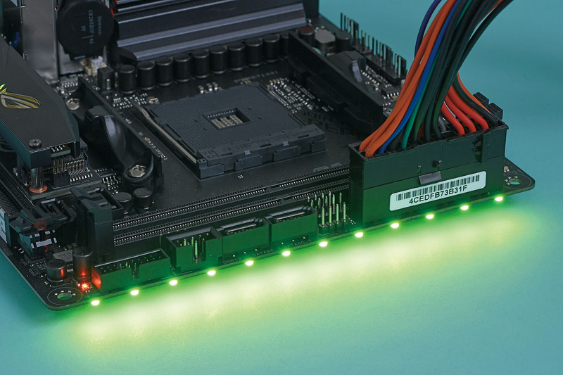 メモリスロットの裏側に、RGB対応のLEDを備えるほか、4ピンのRGBピンヘッダと、LEDの素子一つ一つを独立して制御できる「アドレサブルLED」に対応するピンヘッダを装備する。さまざまなLEDテープやLED搭載パーツを、Aura Syncで自由に制御できるのだ