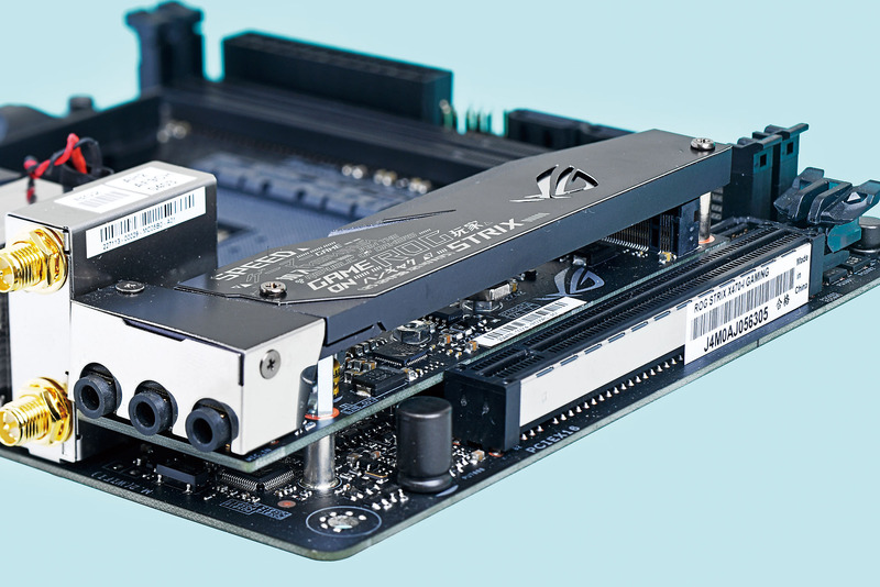 M.2対応SSDの発熱を抑える金属製のヒートシンクを外すと、サウンド機能とM.2スロットを一体化した別基板「M.2オーディオコンボカード」にアクセスできる