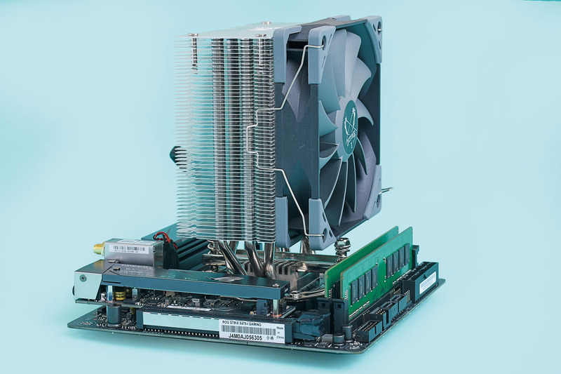 サイズの「虎徹 MarkⅡ」は、バックパネル方向に風を流す向きで問題なく取り付けが可能だった。ヒートシンクを固定する土台の周囲にあるのも背が低い部品ばかりで、干渉はない