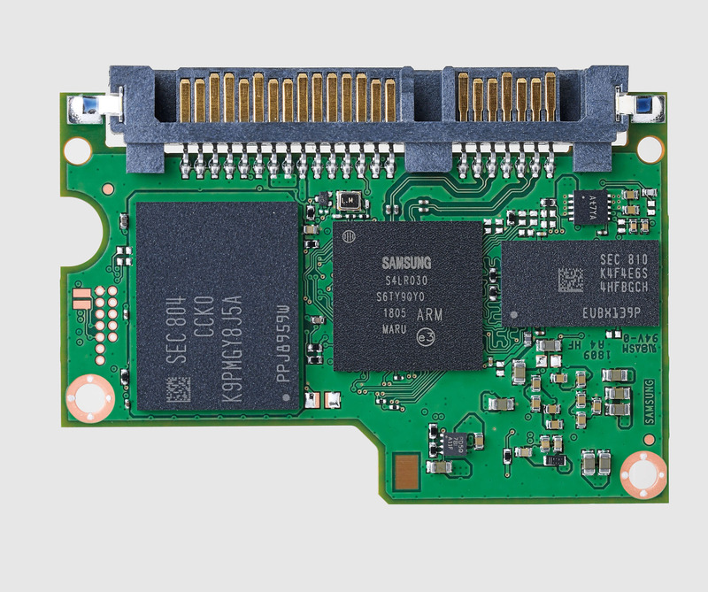 現在のSerial ATA SSDの中では数少ない3D MLC NANDを採用した製品。現役トップクラスの耐久性を備え、512GBモデルの総書き込み容量は600TBと驚異の耐久性を実現している