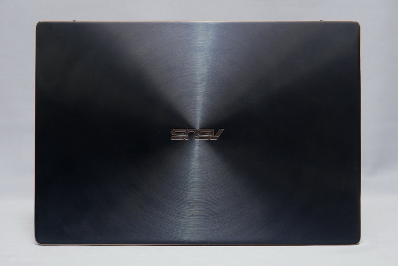 天板。筐体素材はアルミニウム合金を採用。ユニボディ仕様で天板には同心円状のヘアライン処理が施されている。カラーはディープダイブブルーのみとなる