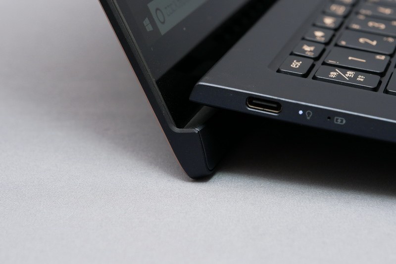 ディスプレイを開くと後方にもぐり込み、キーボード面後方をリフトアップする「エルゴリフトヒンジ」を採用