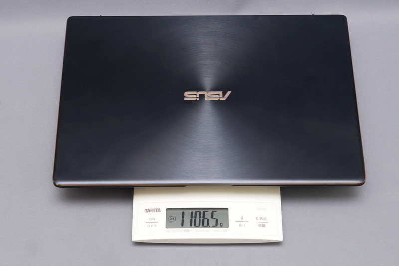 重量は公称1.08kg、実測では1,106.5g。超薄型のため、手にすると数字ほど軽くは感じなかったが、十分に満足できる軽さと言える