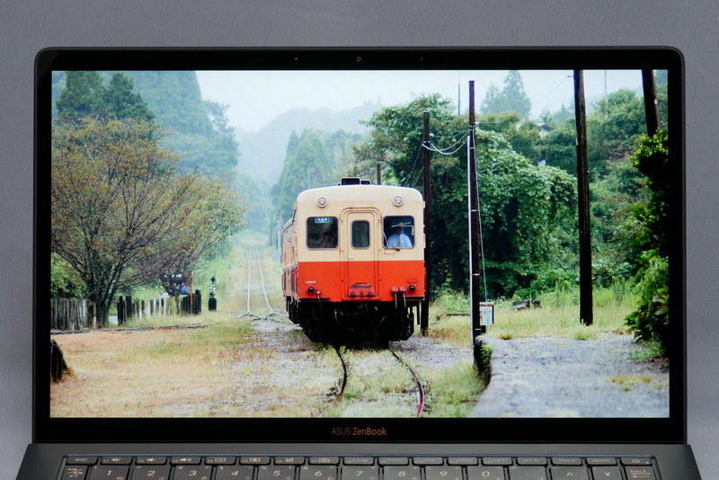 sRGBカバー率100%の広色域表示に対応しており、表示品質は十分に優れる。4K表示対応のため、デジタルカメラで撮影した写真も品質を落とさず表示可能だ