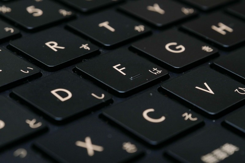 キーストロークはかなり浅めで柔らかめのタッチだが、クリック感はしっかり。キートップにわずかなへこみがあり、指へのなじみも優れる