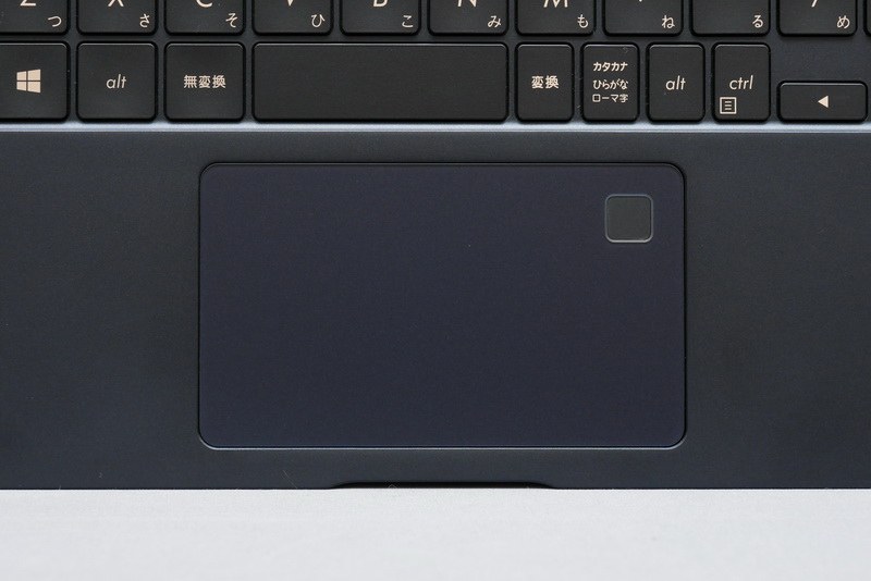 クリックボタン一体型のタッチパッドは申し分ない操作性を確保。右上隅にはWindows Hello対応対応の指紋認証センサーも搭載している