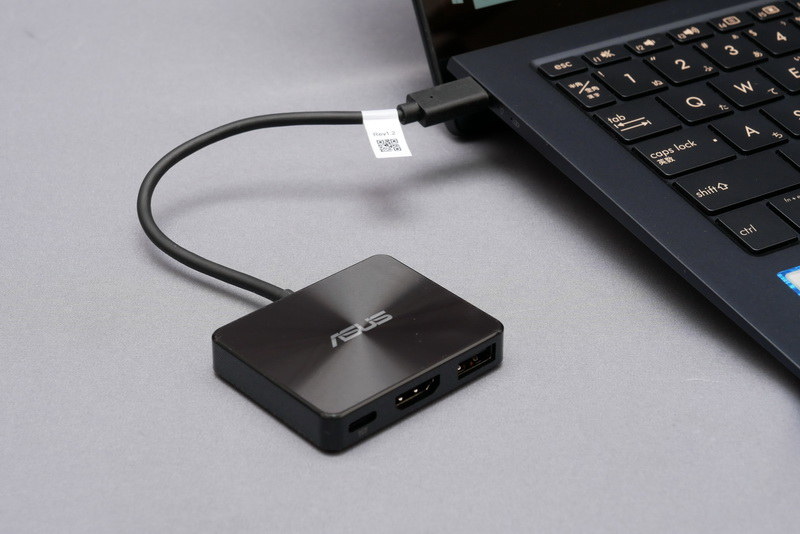 製品には小型のポートリプリケータ「ASUSミニドック」が付属