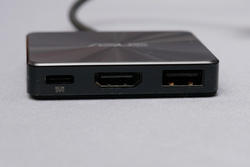 ASUSミニドックには、HDMIとUSB 3.0、電源供給用のUSB Type-Cを備える