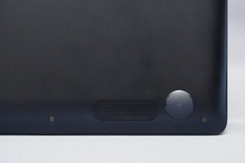 本体底面に高音質ステレオスピーカーを搭載。薄型モバイルノートとは思えない高音質サウンドが再生できる