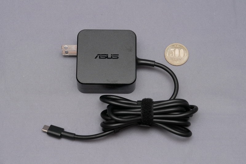 付属ACアダプタは出力65WのUSB PD準拠のものとなっている