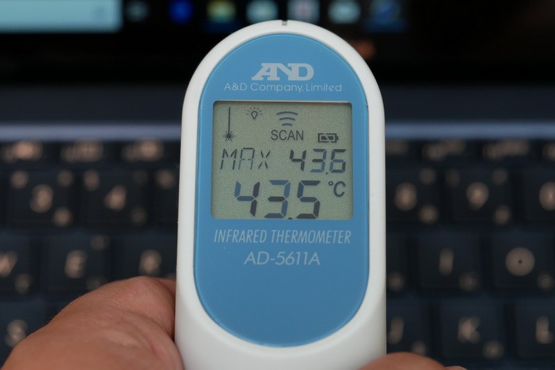 高負荷時にはキーボード後方が40度を超える高温となる。また、高負荷が続くとサーマルスロットリングでCPUクロックが低下する場面も確認した