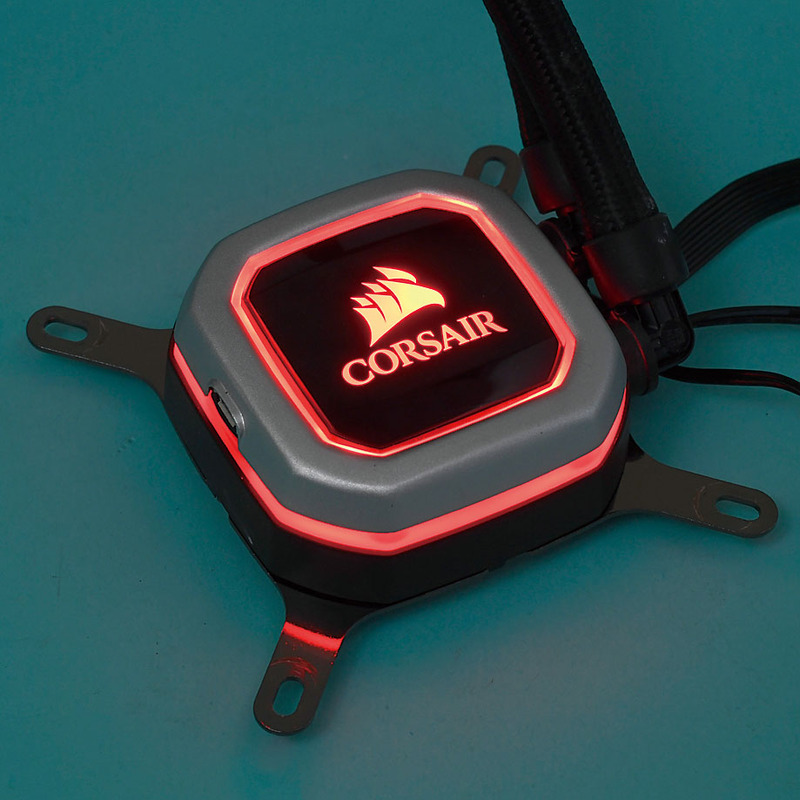 RGB LEDは水冷ヘッド部分に搭載されており、発光パターンは専用ユーティリティで制御。ベース部分は熱伝導率の高い銅製のプレートを採用。ブラケットは反時計回りに回転させるだけで簡単に外せる構造だ