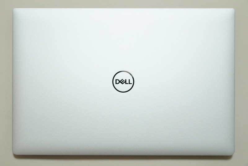 本体天面。「DELL」のロゴは高級感ある鏡面仕上げ
