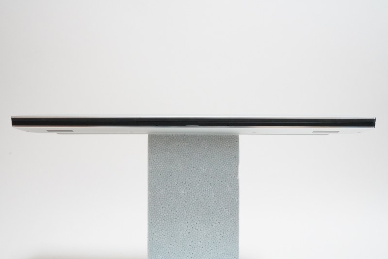 本体前面。中央にあるのはバッテリステータスライト。その両脇にはマイクが内蔵されている