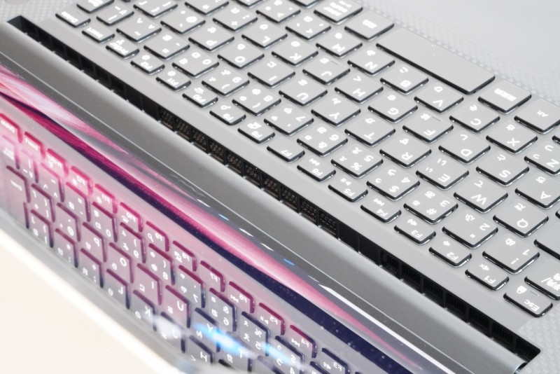 排気口はヒンジ部に設けられている