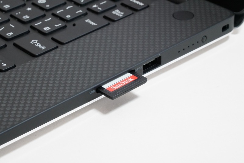 SDカードリーダはフルサイズ仕様。奥まで差し込んでも約1cm飛び出したままなので、データのやりとり用という位置づけだ