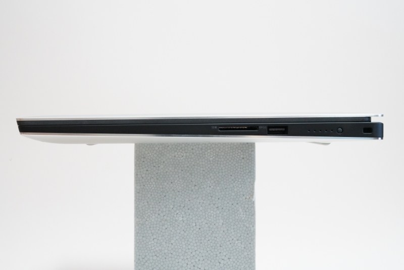 本体右側面。左からSDカードリーダ×1、USB 3.1 Gen1 Type-A×1、バッテリインジケータ、バッテリゲージボタン、セキュリティスロット(Noble)を配置