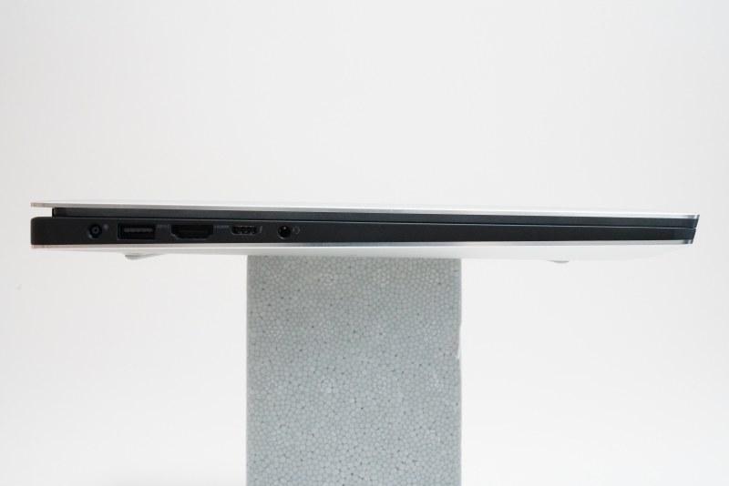 本体左側面。左から電源端子、USB 3.1 Gen1 Type-A×1、HDMI 2.0×1、USB 3.1 Gen2 Type-C(Power Delivery搭載Thunderbolt 3対応)×1、ヘッドセットジャック×1が並ぶ