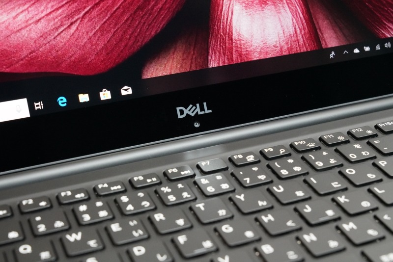 ディスプレイ下部に720p Webカメラが内蔵されている