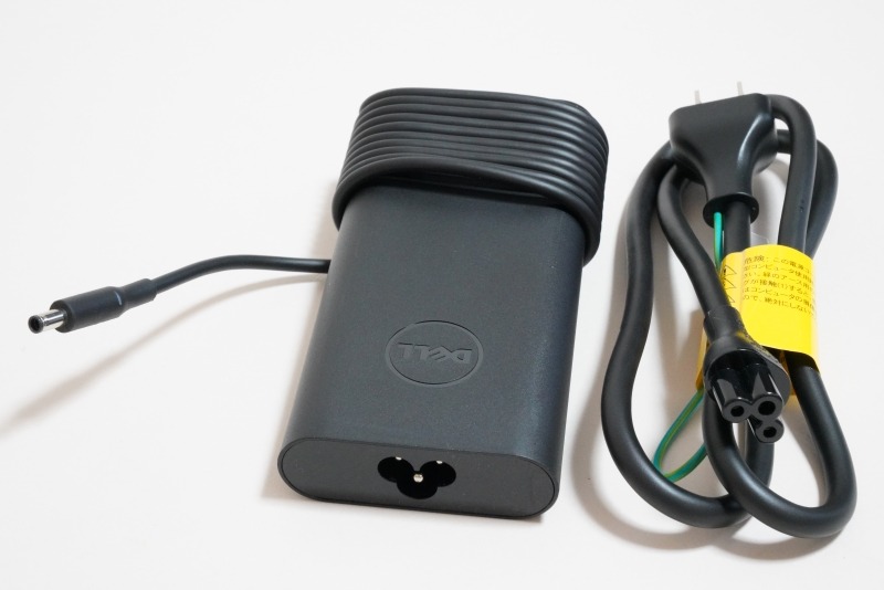 ACアダプタのコード長は実測約180cm、電源ケーブルのコード長は実測約90cm。電源ケーブルの差込口は3ピン仕様だ