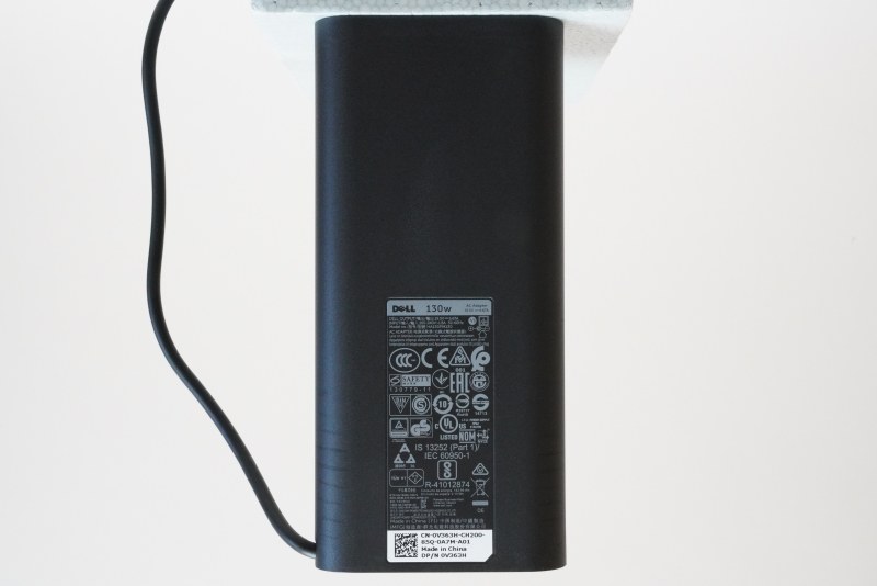 ACアダプタの仕様は、入力100-240V~1.8A、出力19.5V/6.67A、容量は130W