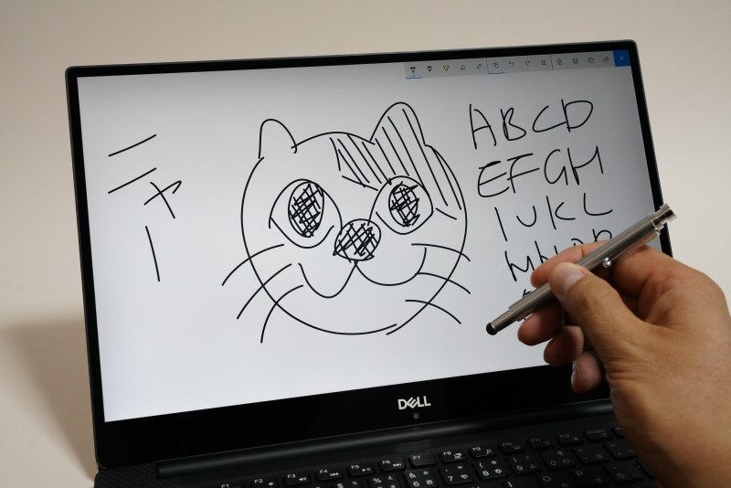 15.6型4K IPS液晶はタッチ対応。指やタッチペンで操作、描画が可能だ