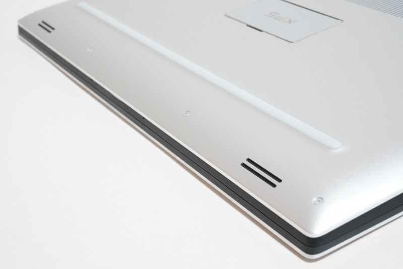 New XPS 15には、底面手前にステレオスピーカー(平均2W、ピーク2.5W)が内蔵されている