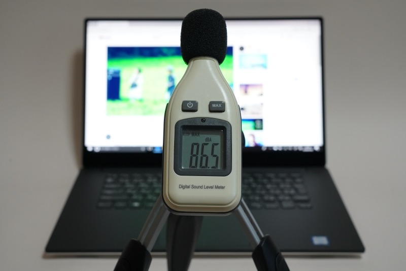 YouTubeで公開されている「前前前世 (movie ver.) RADWIMPS MV」を最大ボリュームで再生したさいの音圧レベルは最大86.5dBA(50cmの距離で測定)