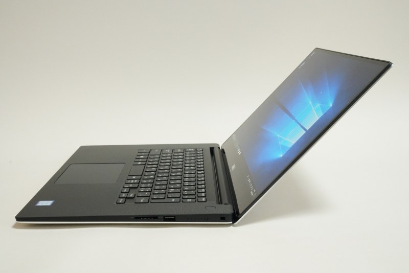 ディスプレイの動作角度は0～135度。膝上でも操作しやすい角度までディスプレイを寝かせられる