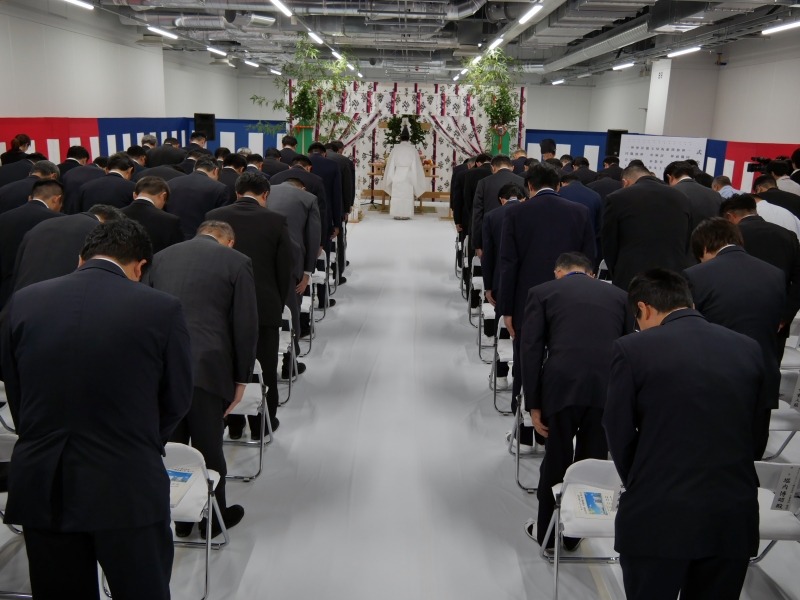 竣工式での神事の様子。セイコーエプソンの碓井社長、清水建設の井上和幸社長、関電工の森戸義美社長、塩尻市の小口利幸市長などが出席した