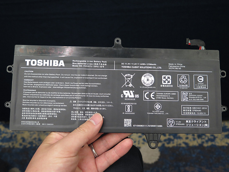 バッテリは3セルの薄型(約49Wh)。これで17時間駆動を達成しているのだから立派だ