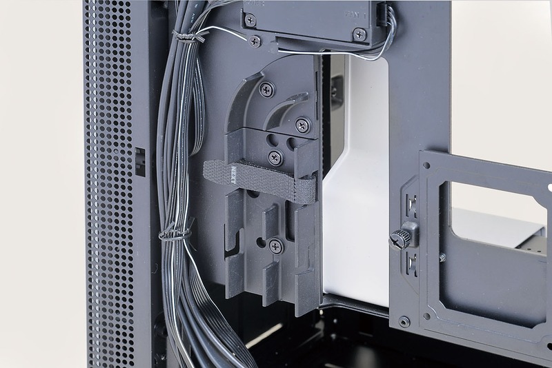 マザーボードベース裏面には、各種ケーブルをスマートに整理してまとめるためのルートが設けられている