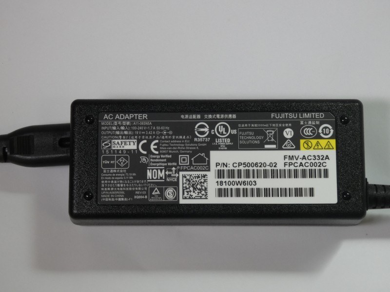ACアダプタの出力は19V/3.42Aで、65W仕様である