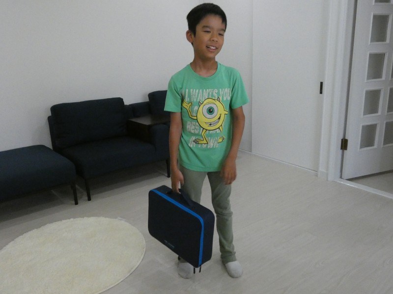 息子に中身を入れたお道具箱を持ってもらったところ